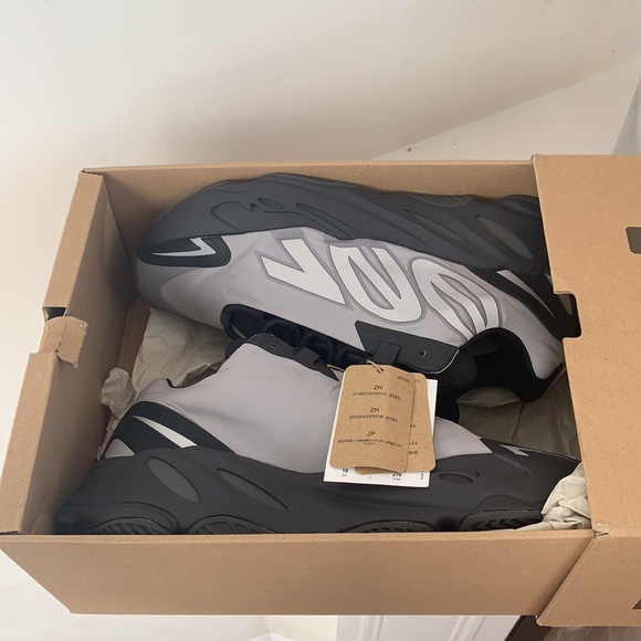 Yeezy 700 boost 🔥🔥🔥🔥🔥 - Picture 7 of 7